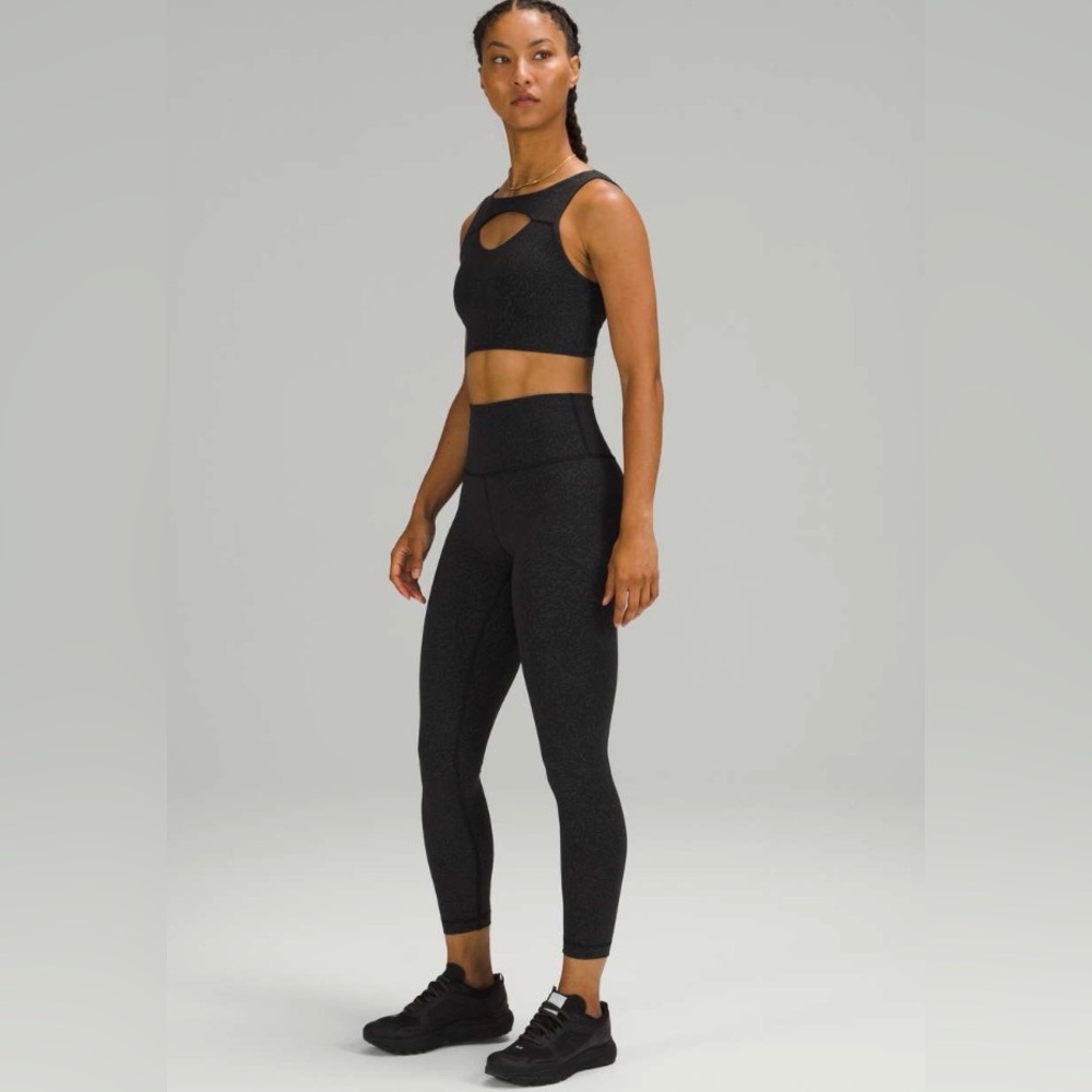 Lululemon Wunder Train High-Rise Tight 25"
Crunch Black size 6